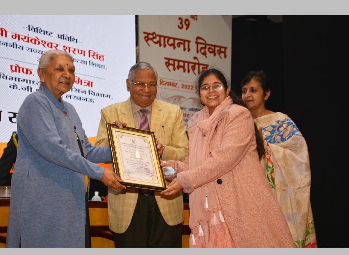 Dr. Nidhi Gupta receiving Best Senior Resident (DM) Award from Governor at SGPGIMS 39th Foundation Day 2022