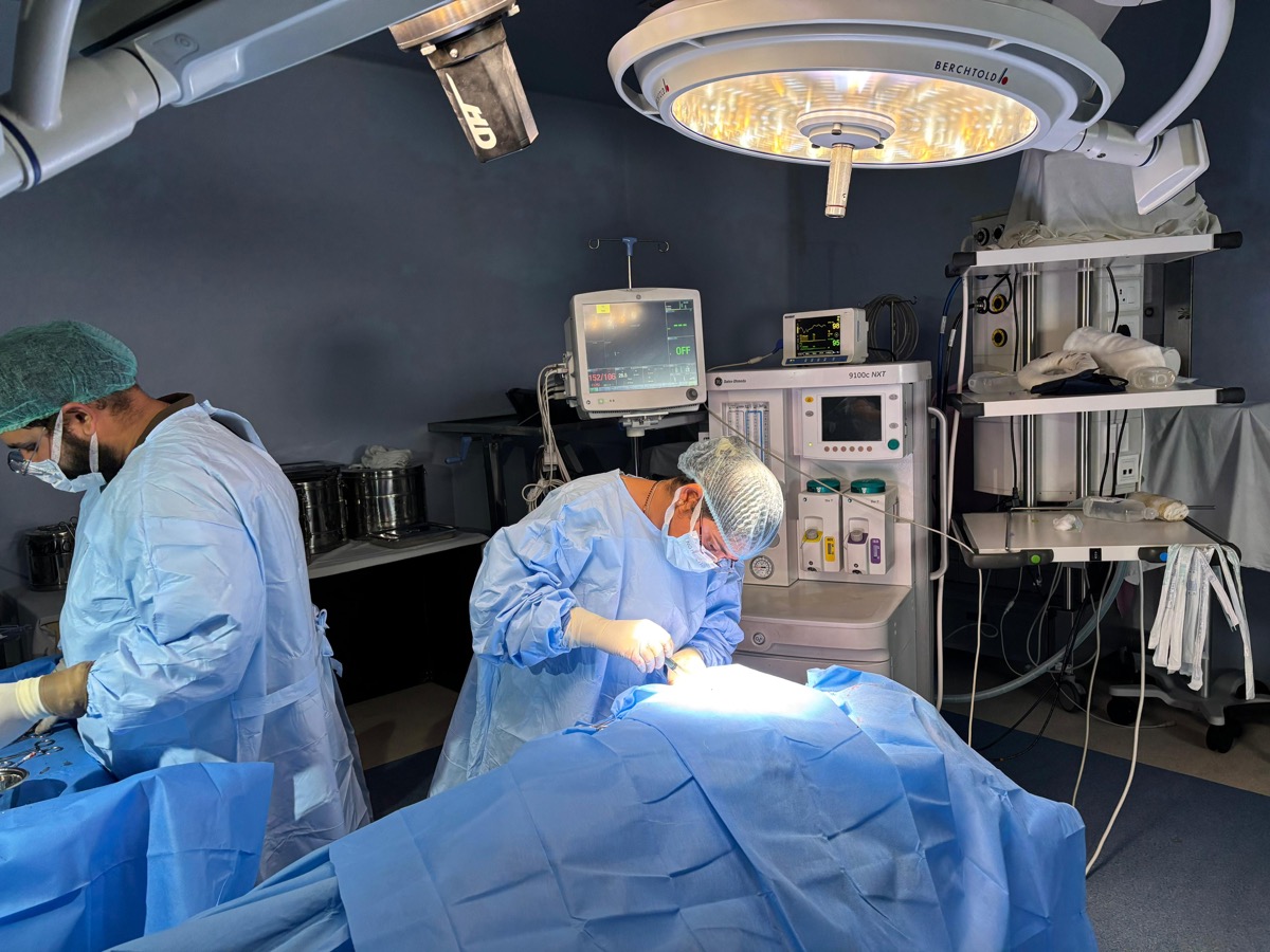 Kidney transplant surgery in progress at SGPGIMS Lucknow with Dr. Nidhi Gupta and surgical team