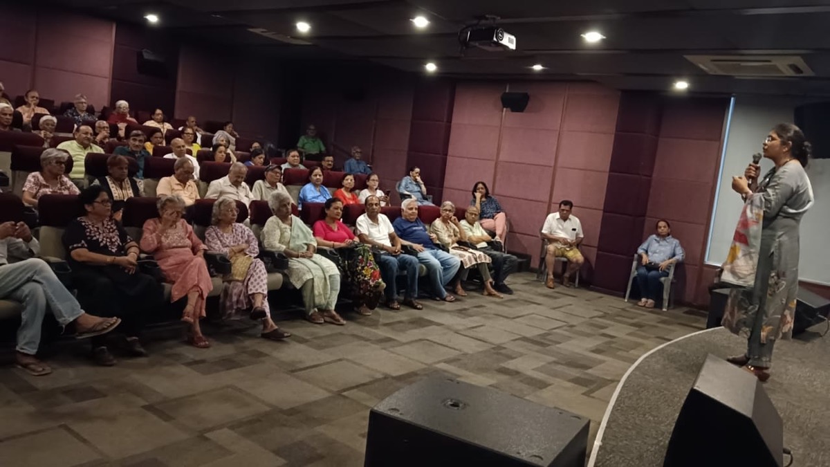 Dr. Nidhi Gupta delivering kidney health education talk to senior citizens — nephrology awareness Gurugram